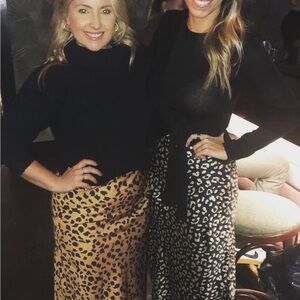 Chic Leopard Print Midi Skirt